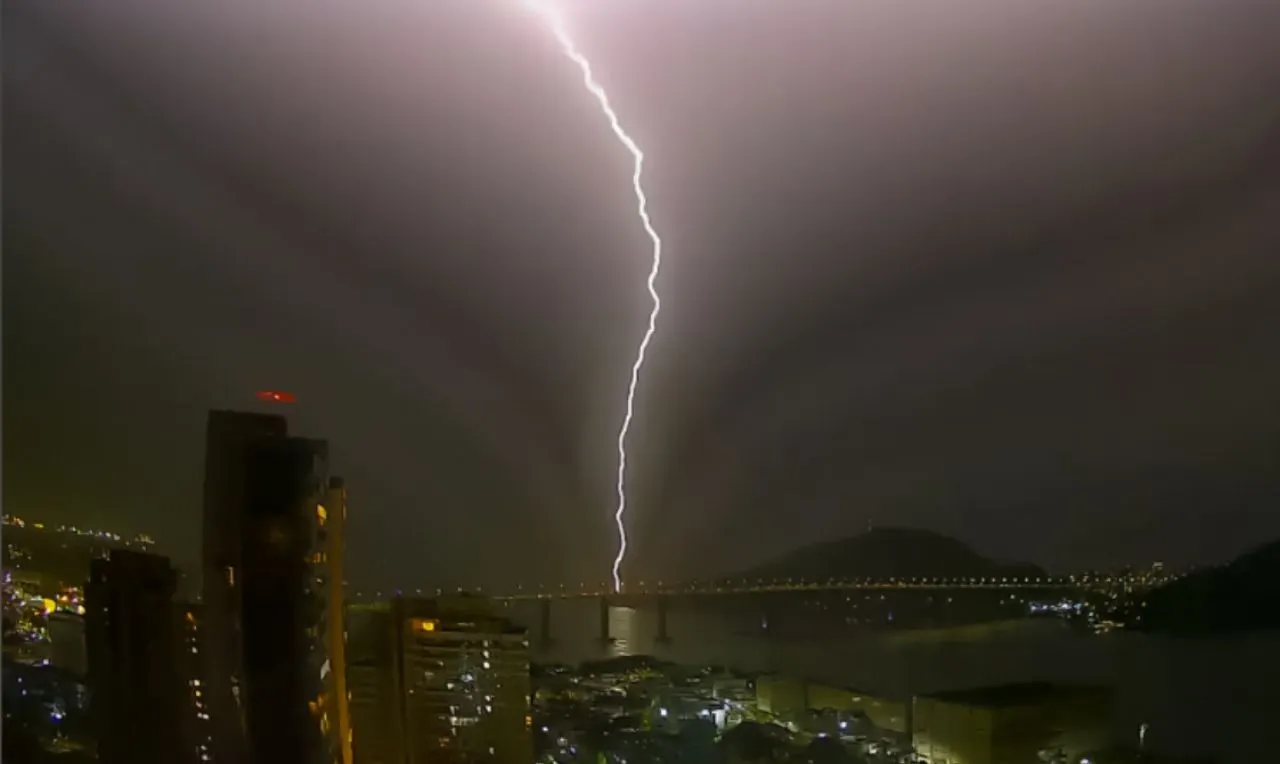 A imagem mostra um forte temporal na capital capixaba